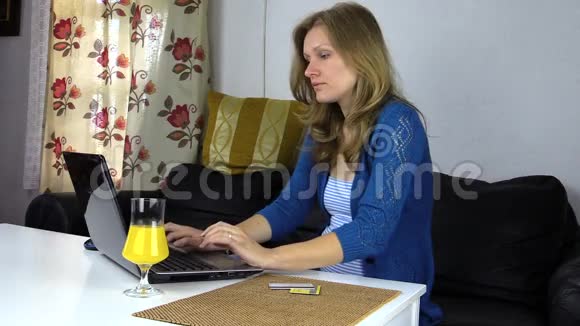 孕妇在网上商店的键盘上输入信用卡密码视频的预览图