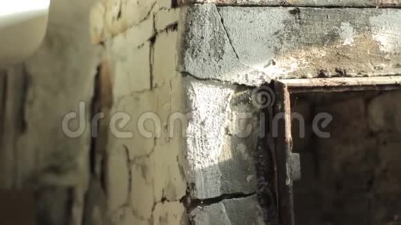 废弃房子里的旧炉子视频的预览图