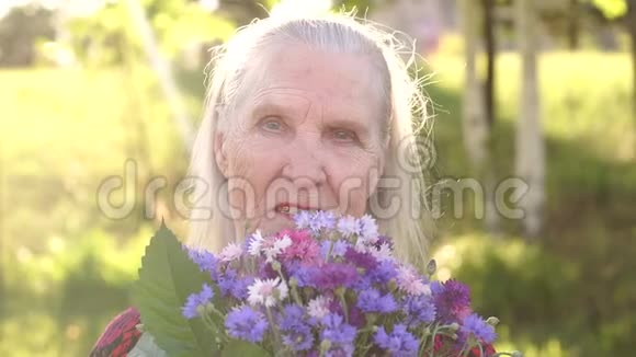 祖母带一束花的肖像视频的预览图