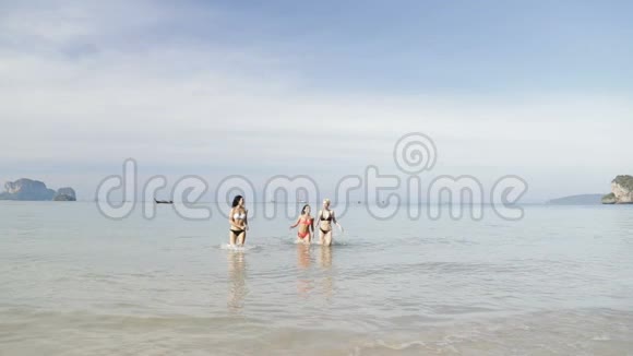 沙滩上的女孩海上度假的年轻女性团体视频的预览图