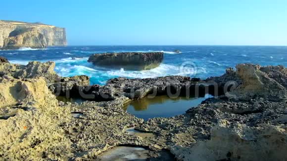 马耳他戈佐岛圣劳伦茨岩石中视频的预览图