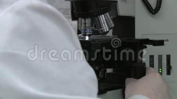 技术员调整显微镜视频的预览图