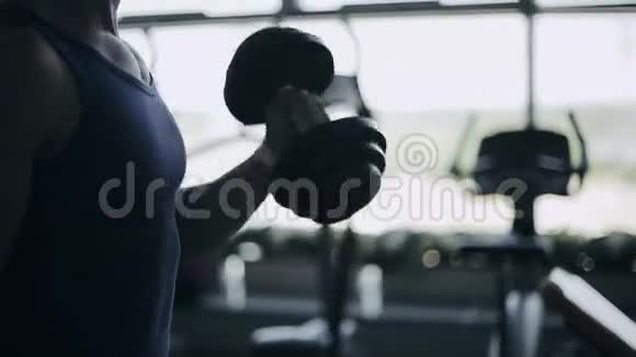健美运动员在健身房用哑铃进行锻炼没有脸视频的预览图