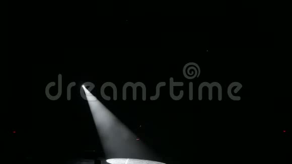 在音乐会前白色的光线交替地在一个空的舞台上点燃视频的预览图