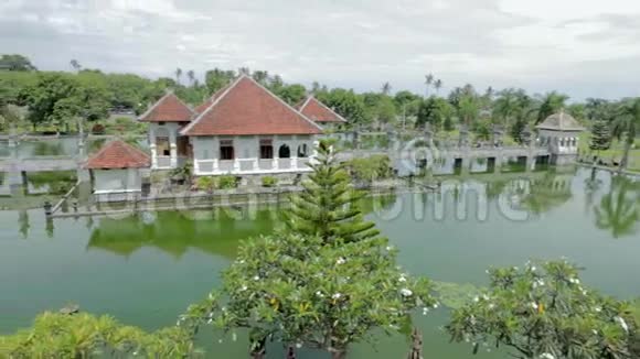巴厘岛的水神庙视频的预览图