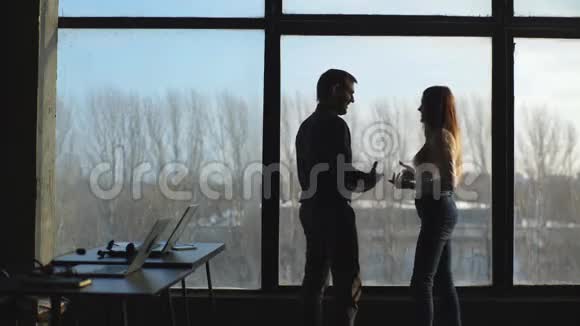 商务人士的身影站在办公室的全景窗口上视频的预览图