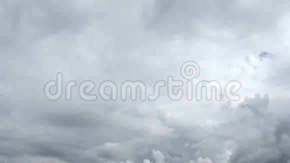暴风云在天空中迅速移动视频的预览图