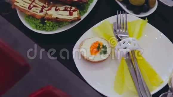 泛观豪华餐厅餐桌设置视频的预览图