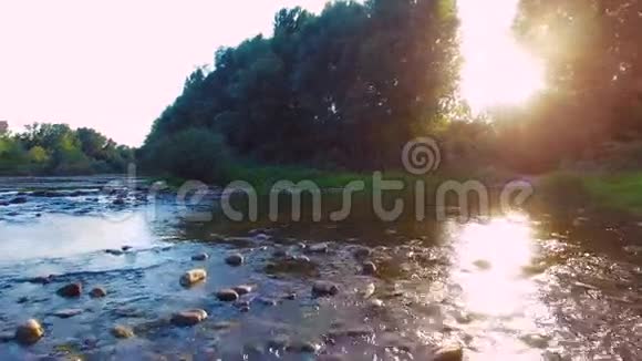 美丽的河流景观镜头耀斑阳光照射视频的预览图