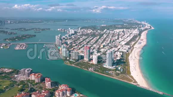 迈阿密佛罗里达州美国2019年5月空中无人机观景飞行迈阿密海滩南海滩和费舍尔岛从上面视频的预览图