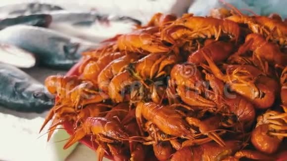 柜鱼市场上的红小龙虾视频的预览图