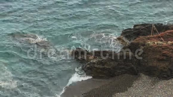 海滩蓝海石浪视频的预览图