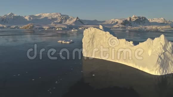 无人机飞越阳光明媚的冰山南极洲视频的预览图