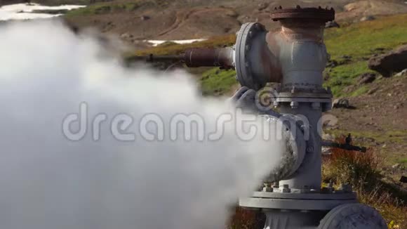 地热沉积区地质井热水蒸汽排放视频的预览图