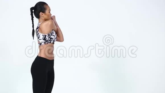 亚洲健身女孩穿灰色迷彩运动胸罩黑色氨纶裤太阳镜运动视频的预览图