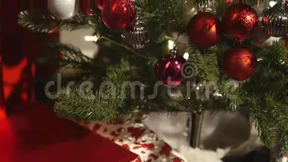 圣诞树下优雅的礼物4K视频的预览图