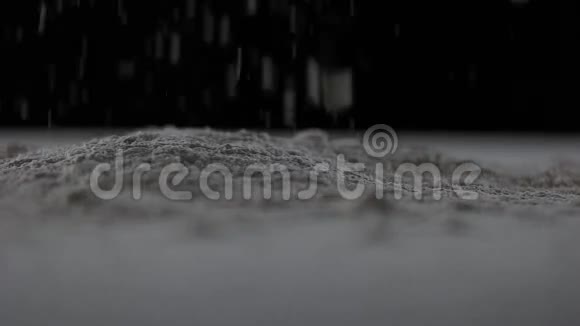 面粉洒在黑色的背景上视频的预览图