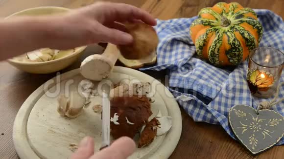 用刀子清洗小圆面包蘑菇煮一顿饭视频的预览图
