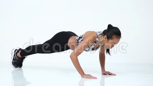 亚洲健身女孩穿灰色迷彩运动胸罩黑色氨纶裤太阳镜运动视频的预览图