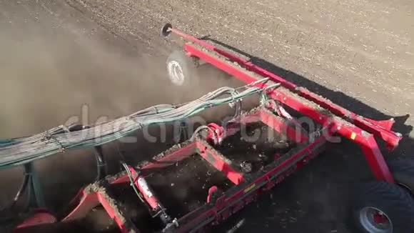农业拖拉机在田间工作播种的时间种植作物视频的预览图