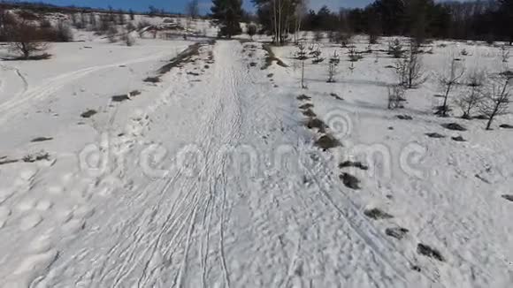 美丽的雪景与滚动的道路视频的预览图