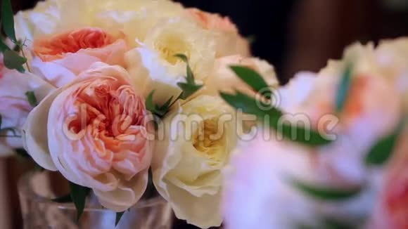 婚礼上的一束花从粉红色的玫瑰花动态变化的焦点视频的预览图