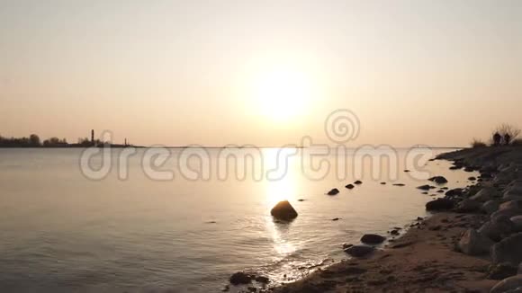 博尔德海滩日落晴空万里鲜艳的暖色视频的预览图