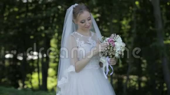 新娘手里拿着一束婚礼花束视频的预览图