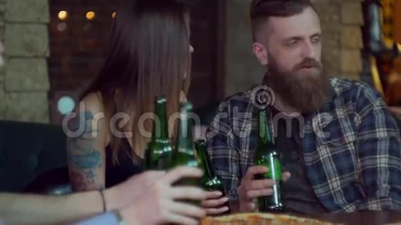 朋友们在酒吧里玩得开心的同时还会笑喝啤酒和鸡尾酒慢动作视频的预览图