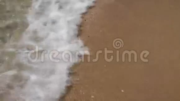 波浪拍打在沙质海岸上视频的预览图