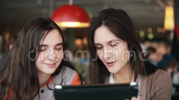 两个女孩用平板电脑聊天视频的预览图