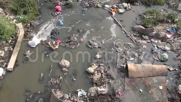 尼泊尔加德满都圣河Bagmati的水污染视频的预览图