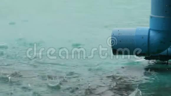 大的蓝色雨水管雨水沿着它排水热带降雨视频的预览图