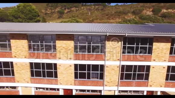 学校建筑的鸟瞰图视频的预览图