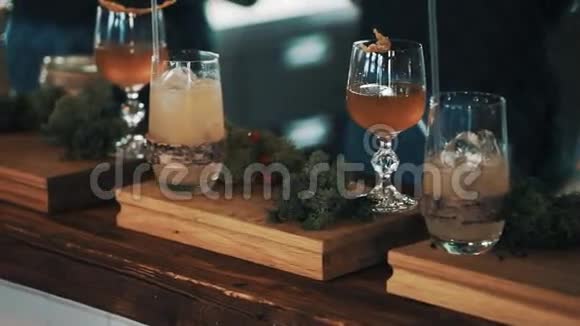玻璃与装饰鸡尾酒站在表面酒吧立场竞争调酒师视频的预览图