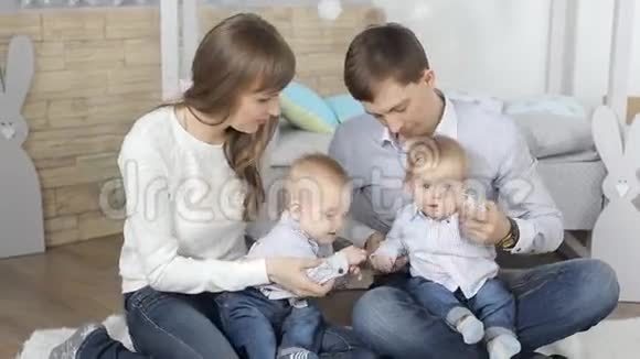 有双胞胎宝宝的父母人家庭幸福观念和观念视频的预览图