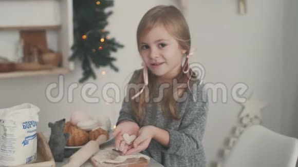 小女孩做面团在厨房烤饼干视频的预览图