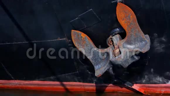旧船上生锈的锚视频的预览图