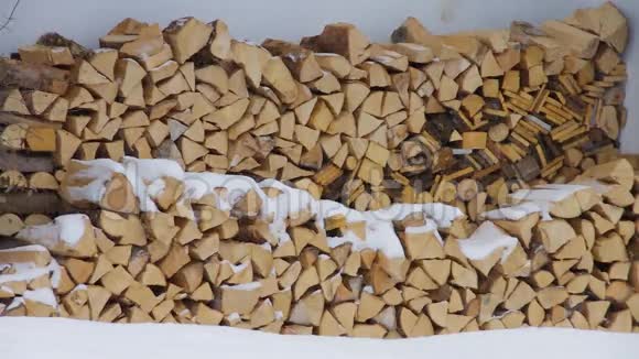 堆在雪地里的木头视频的预览图