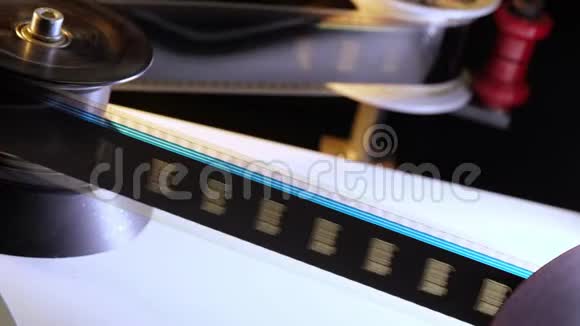 在电影院放映的35毫米老式电影视频的预览图