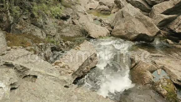 挪威山河光滑的滑杆视频的预览图