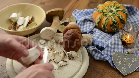 用刀子清洗小圆面包蘑菇煮一顿饭视频的预览图