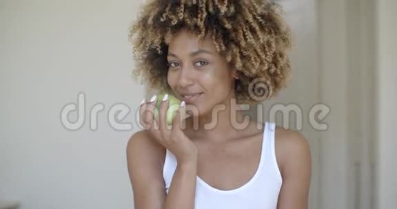 手里拿着绿苹果的年轻女子视频的预览图