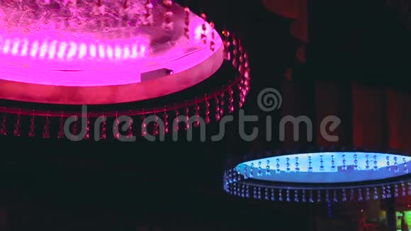夜总会里有水晶的彩色吊灯视频的预览图