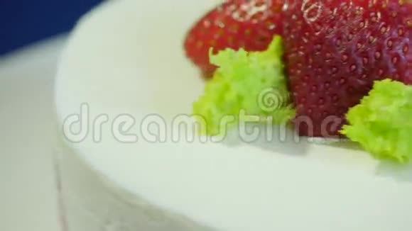 法式新鲜草莓蛋糕特写在桌上草莓蛋糕带草莓的甜自制蛋糕视频的预览图
