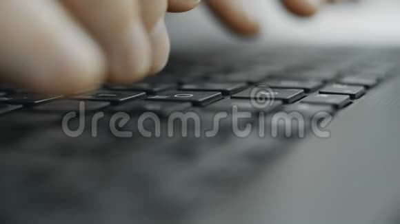 女性手在键盘上打字视频的预览图