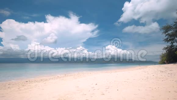印度尼西亚基利梅诺有山地背景的白沙滩视频的预览图