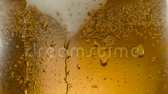 一杯啤酒里面有泡沫和水滴视频的预览图