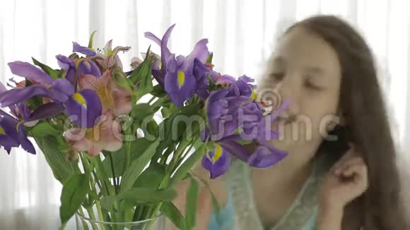 美丽的女孩喜欢赠送的花束视频的预览图
