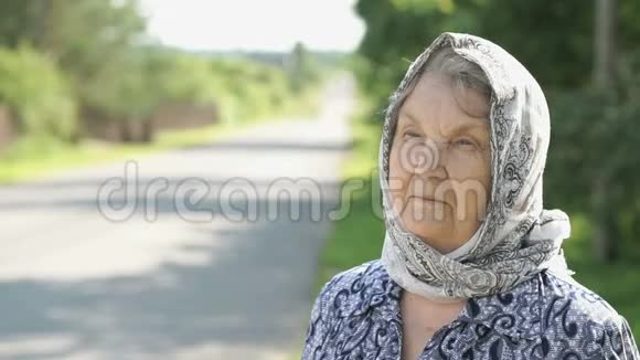 一个严肃的老妇人体贴的样子特写视频的预览图
